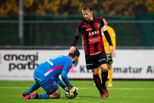 Brommapojkarnas Jacob Une Larsson klappar målvakt Davor