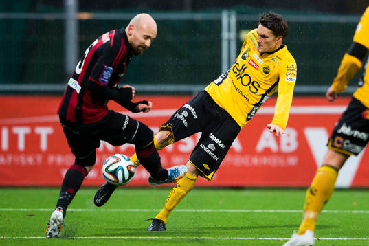 Brommapojkarnas Kristinn Jónsson blockerar ett skott från
