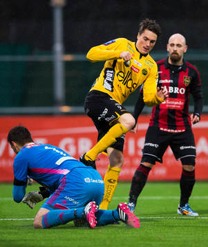 Brommapojkarnas målvakt Davor Blazevic räddar en