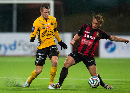 Elfsborgs Viktor Claesson i kamp om bollen med