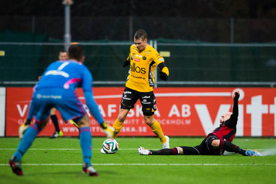 Elfsborgs Viktor Claesson tar sig förbi Brommapojkarnas