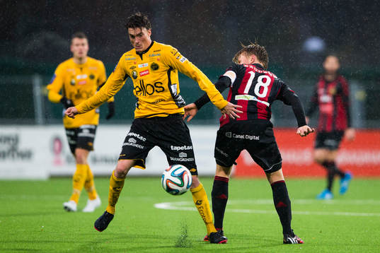 Elfsborgs Lasse Nilsson i kamp om bollen med