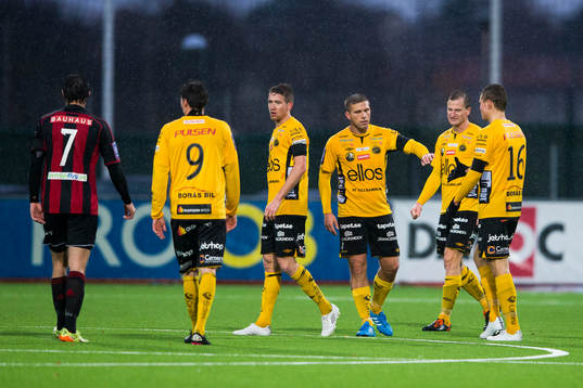 Elfsborgs Anders Svensson tackar sina medspelare