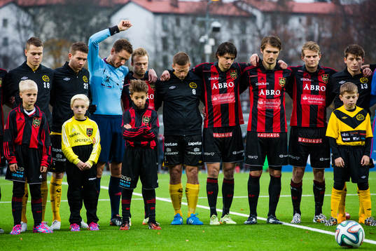 Elfsborgs Anders Svensson och övriga spelare håller om