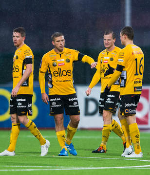 Elfsborgs Anders Svensson tackar sina medspelare