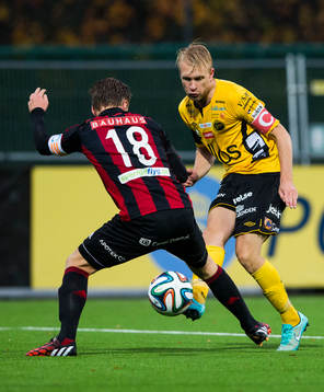 Elfsborgs Johan Larsson slår en tunnel på Brommapojkarnas