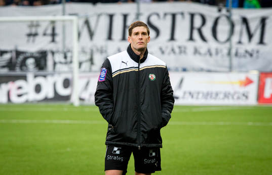 Örebros lagkapten Magnus Wikström blir avtackad