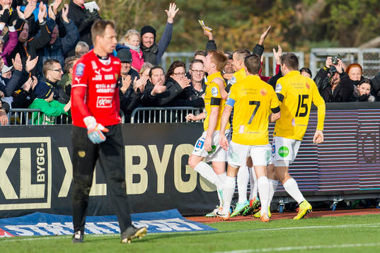 Falkenbergs Dan Keat (v) jublar