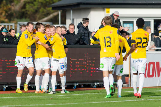 Falkenbergs Dan Keat har gjort 1-0 och jublar