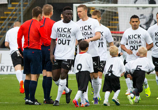 Örebros Alhassan Kamara med en t-shirt med texten KICK