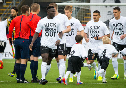 Örebros Alhassan Kamara med en t-shirt med texten KICK