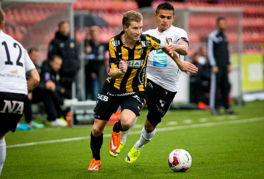 Häckens Simon Gustafson mot Daniel Sobralense