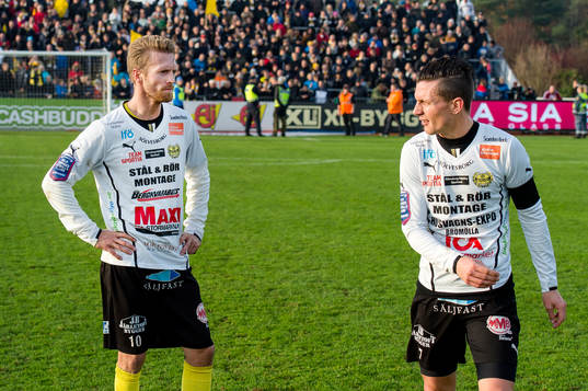 Mjällbys Christian Wilhelmsson och Kristian Haynes deppar
