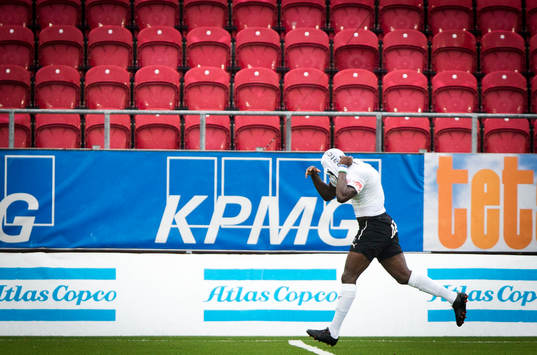 Örebros Alhassan Kamara tar av sig tröjan
