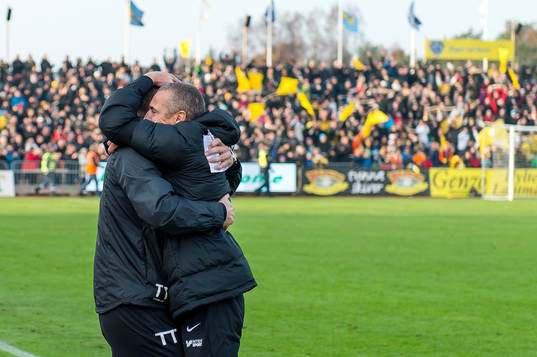 Falkenbergs tränare Henrik Larsson och assisterande