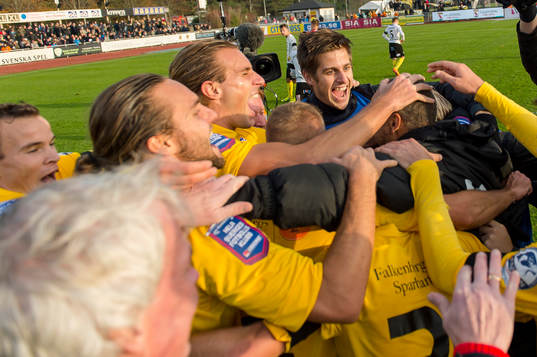 Falkenbergs spelare jublar