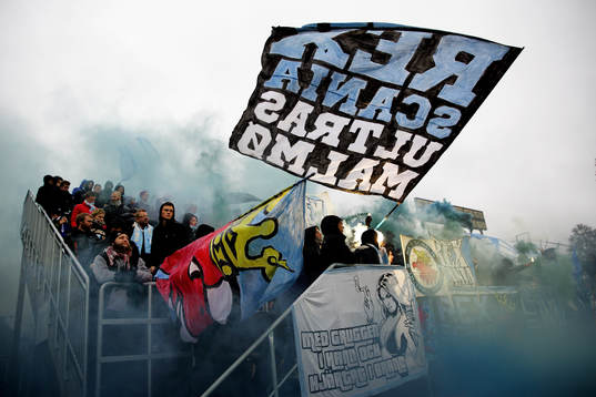 Malmös supportrar använder pyroteknik