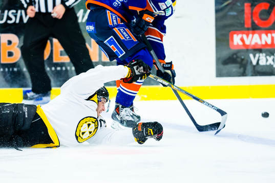 Brynäs Niclas Andersén faller och sträcker sig