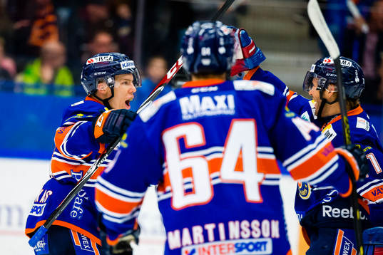 Växjös Tomi Kallio blir firad av Ville Varakas och Eric