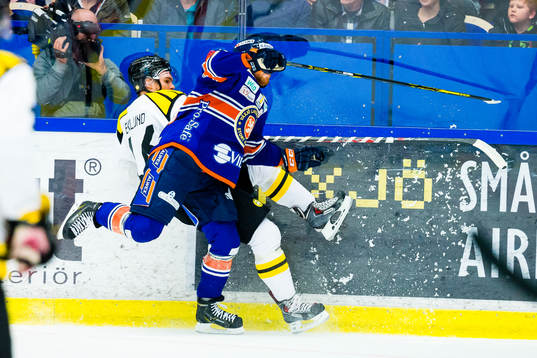 Växjös Liam Reddox tacklar Brynäs Oscar Eklund
