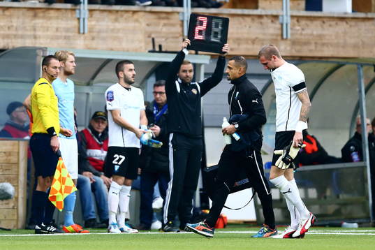 Malmös målvakt Robin Olsen lämnar planen