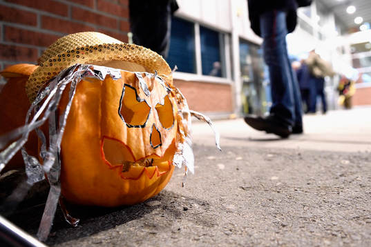 En halloween pumpa utanför Coop Norrbotten Arena