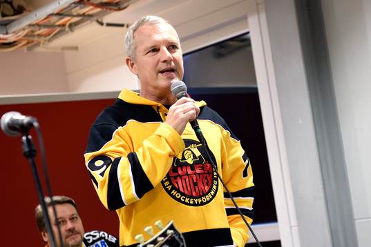 Luleå Hockeys VD Stefan Enbom talar till Luleåfans