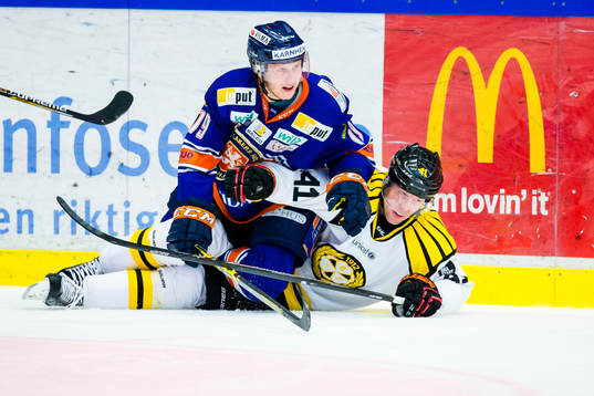 Växjös Tuomas Kiiskinen trycker ner Brynäs Greg Scott