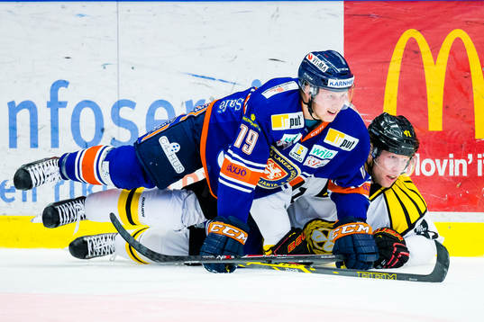 Växjös Tuomas Kiiskinen trycker ner Brynäs Greg Scott