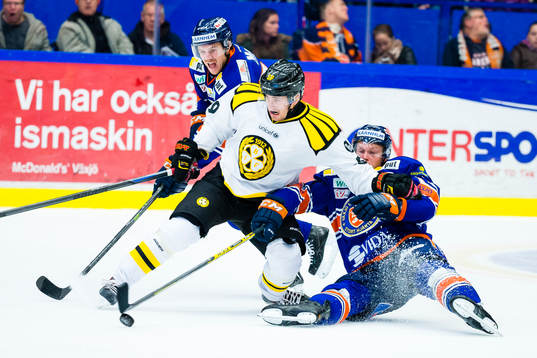 Brynäs Sebastian Enterfeldt jagas av Växjös Erik