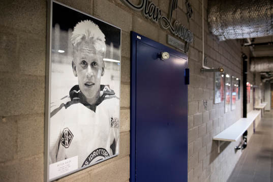 Ett fotografi med Peter Åslin hängandes på en vägg inne