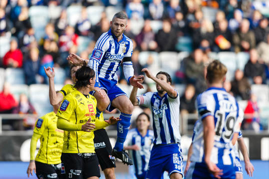 IFK Göteborgs Kjetil Waehler hoppar högst i en nickduell