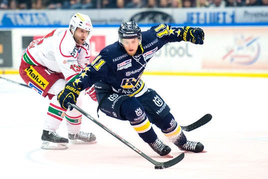 s Calle Ridderwall går förbi Modos Niklas Nordgren
