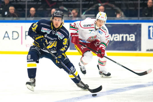 s Mattias Tedenby framför Modos Simon Önerud