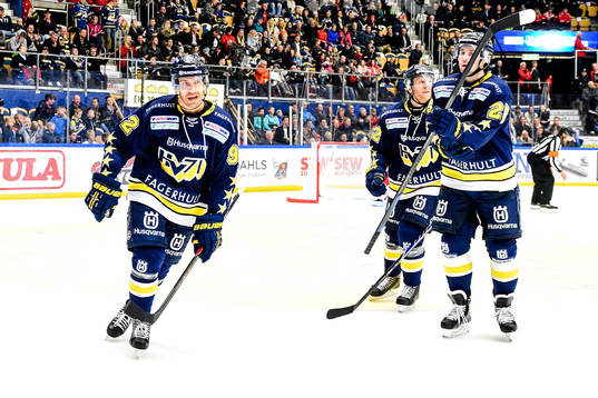 s Teemu Laine jublar