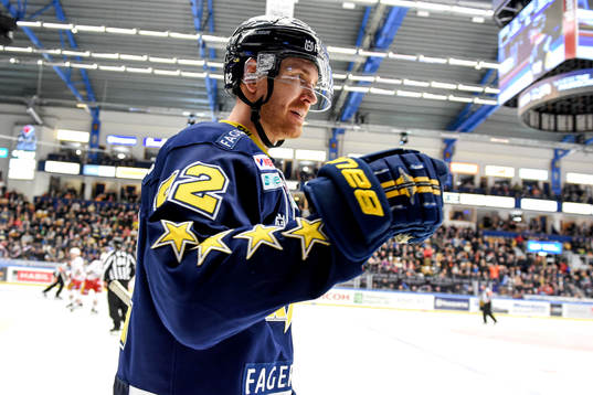 s Teemu Laine jublar