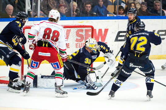 s målvakt Gustaf Wesslau får inte tag på pucken i