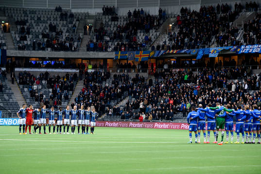 Tyst minut för Klas Ingesson innan fotbollsmatchen i