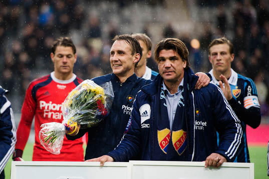 Djurgårdens Andreas Johansson tackas av sportchef Bo