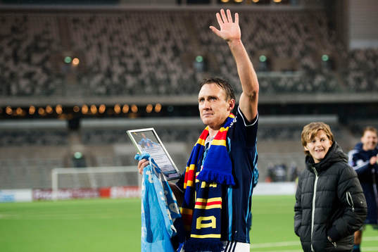 Djurgårdens Andreas Johansson tackas av