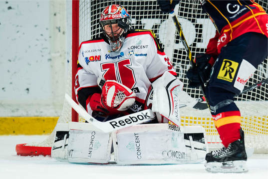 Örebros målvakt Julius Hudacek får pucken på masken
