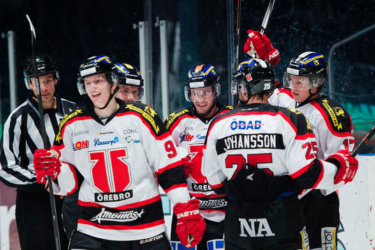 Örebros spelare jublar
