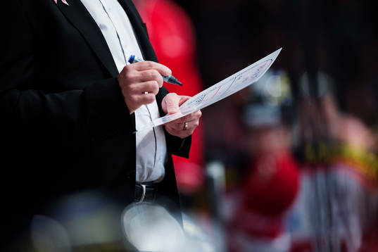 Örebros tränare Kent Johansson skriver på en taktiktavla