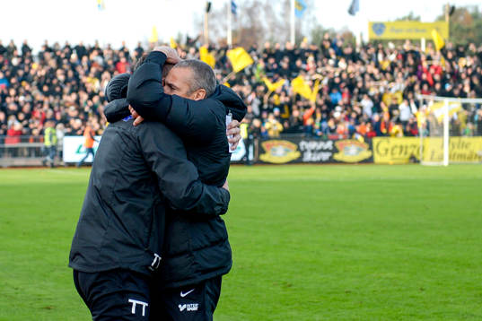 Falkenbergs tränare Henrik Larsson och assisterande