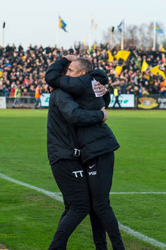 Falkenbergs tränare Henrik Larsson jublar