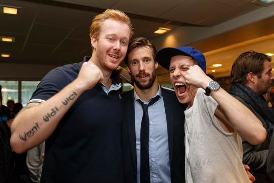IFK Göteborgs Mattias Bjärsmyr fotograferas med två