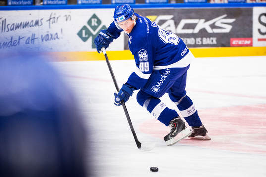 Leksands David Åslin värmer upp före ishockeymatchen i