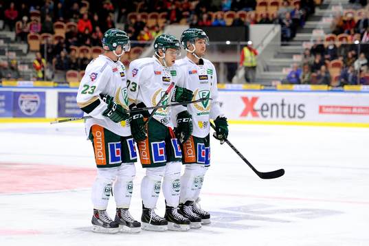 Färjestads Anton Grundel leds av isen