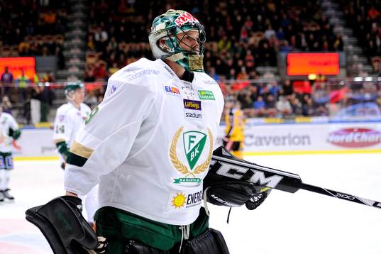 Färjestads målvakt Justin Pogge får lämna isen pga