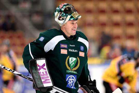 Färjestads målvakt Justin Pogge på uppvärmningen